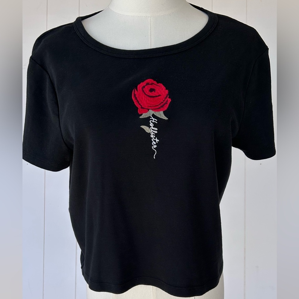 Hollister Women’s Baby Tee Shirt Embroidered Rose Short Sleeve‎ Black Size Large